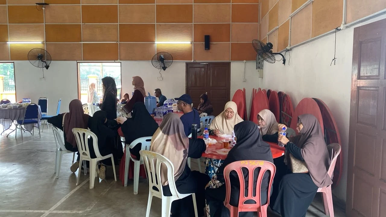 Peserta kursus menikmati jamuan di meja dewan ketika waktu rehat
