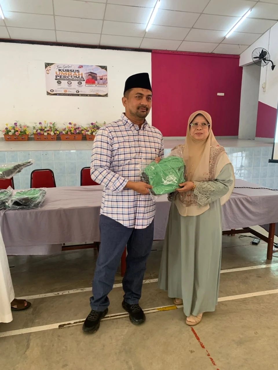 YB Dato’ Mohd Zaidy menyerahkan beg KRS kepada seorang jemaah wanita pada majlis kursus