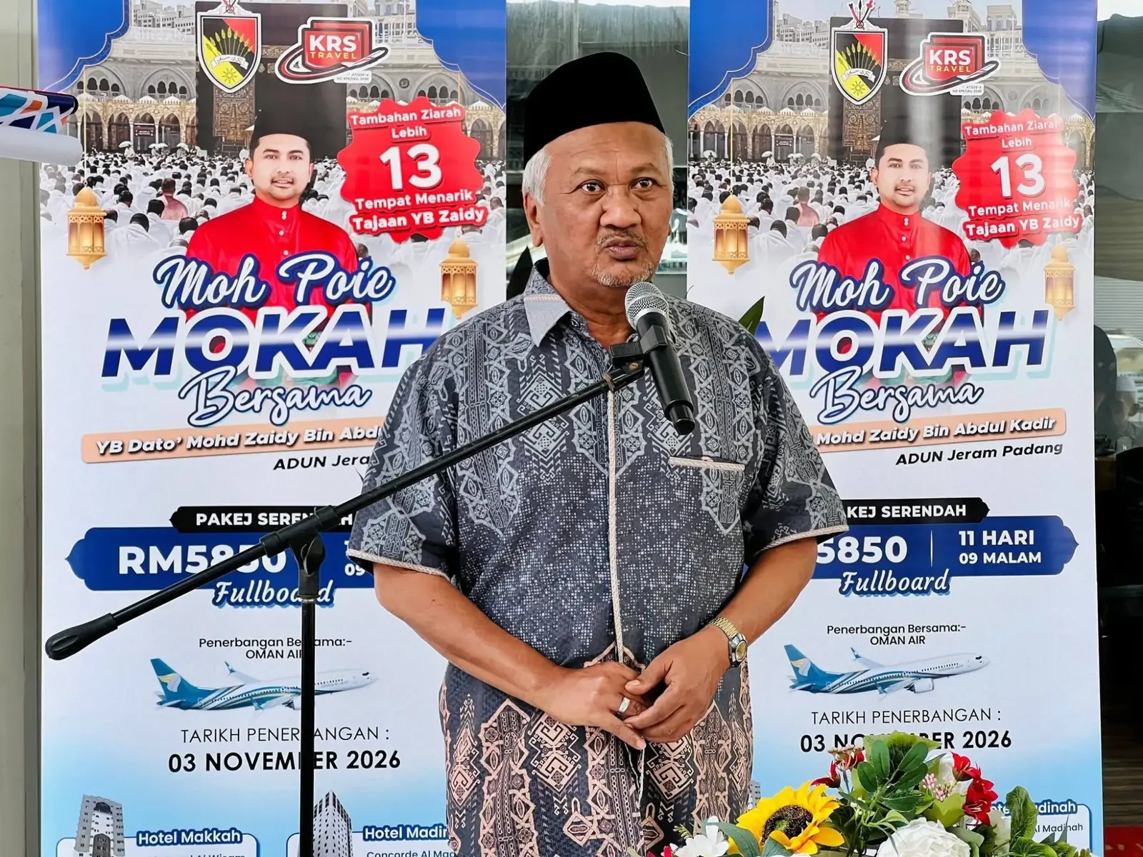 Tuan Haji Mohammad Ssunaibari, Ketua Pegawai Eksekutif KRS Travel, menyampaikan ucapan di hadapan banner pakej Moh Poie Mokah