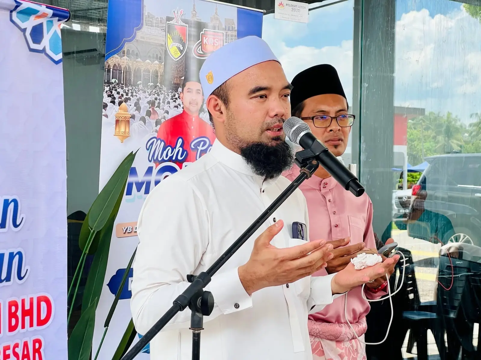 Ustaz Hj Abu Huzaifa Arif, Pegawai Agama KRS Travel, menyampaikan ucapan pada majlis perasmian cawangan Pasir Besar