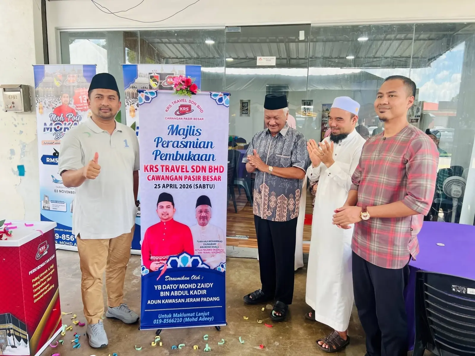 Tetamu kehormat bergambar di sisi banner Majlis Perasmian Pembukaan KRS Travel cawangan Pasir Besar