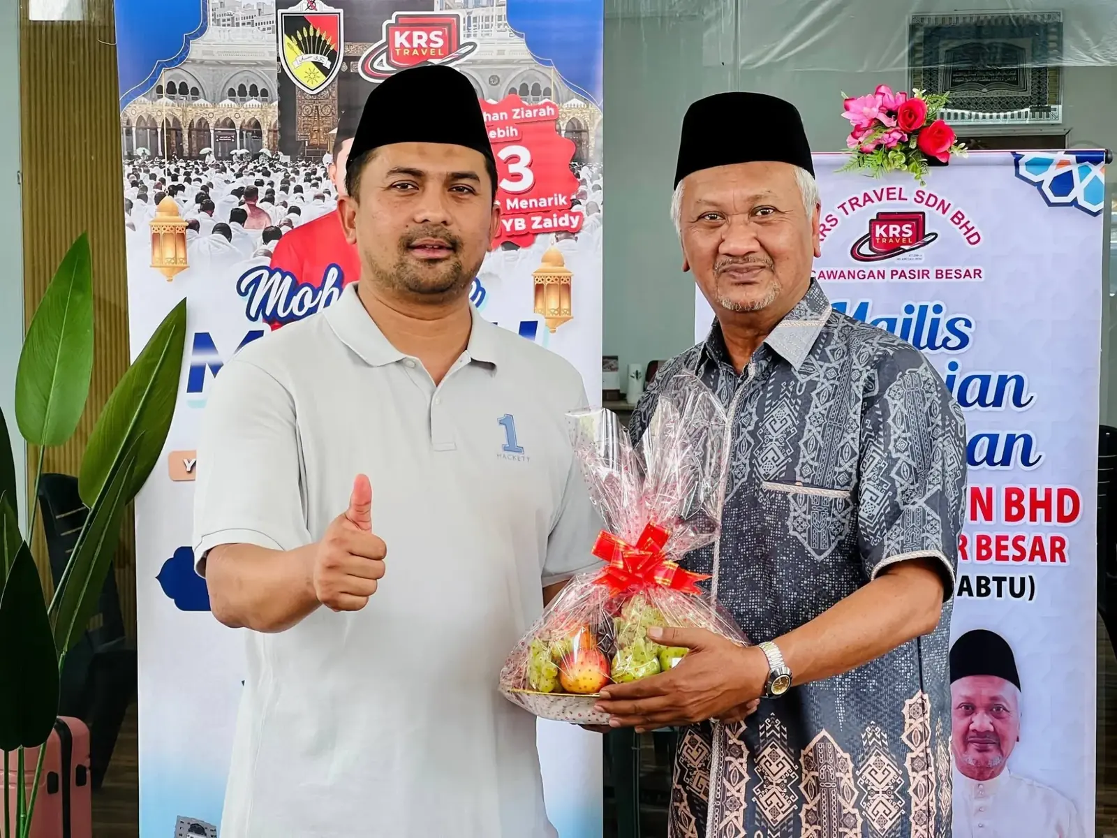 Penyampaian bakul cenderahati kepada tetamu kehormat majlis perasmian cawangan Pasir Besar