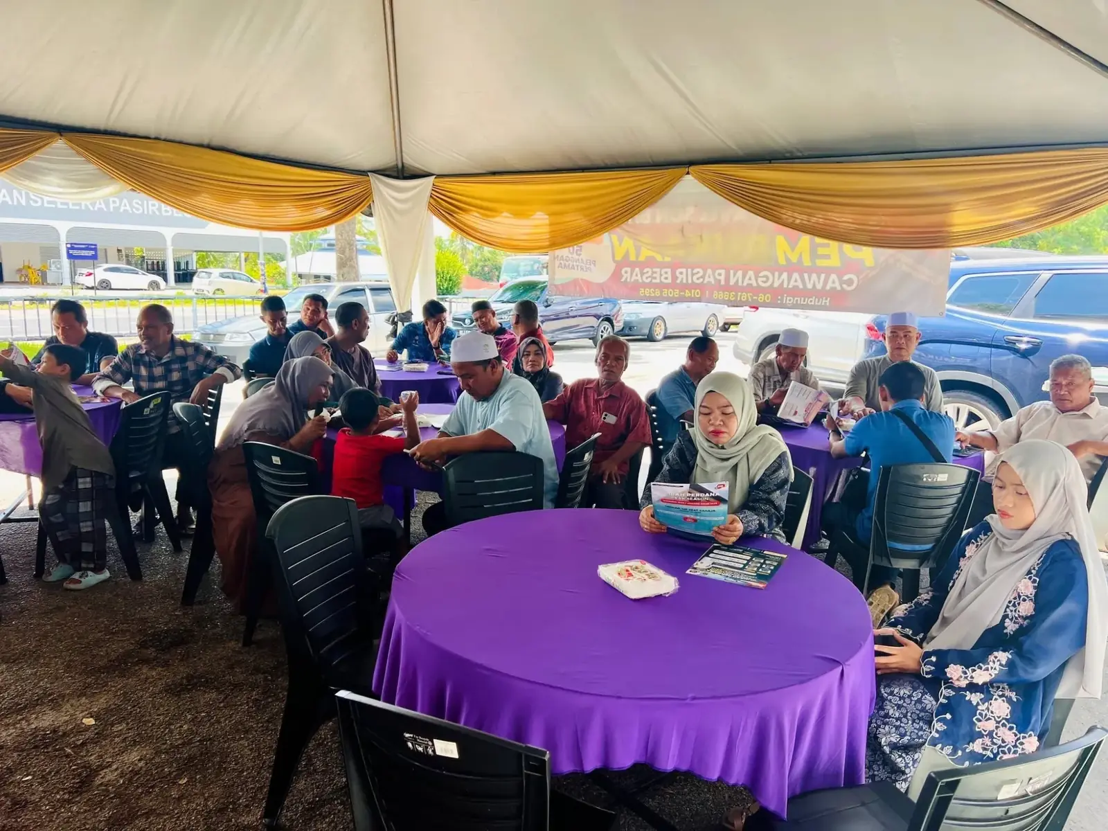 Tetamu menikmati jamuan di bawah khemah pada majlis pembukaan cawangan Pasir Besar