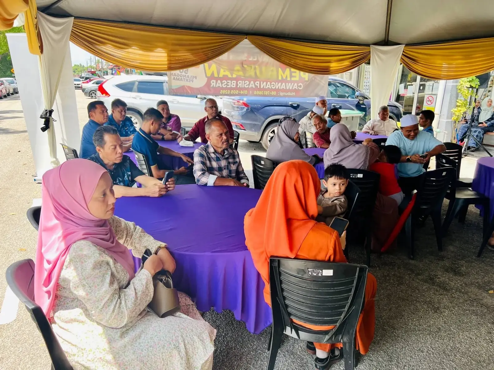 Tetamu berbual di meja jamuan majlis pembukaan cawangan Pasir Besar