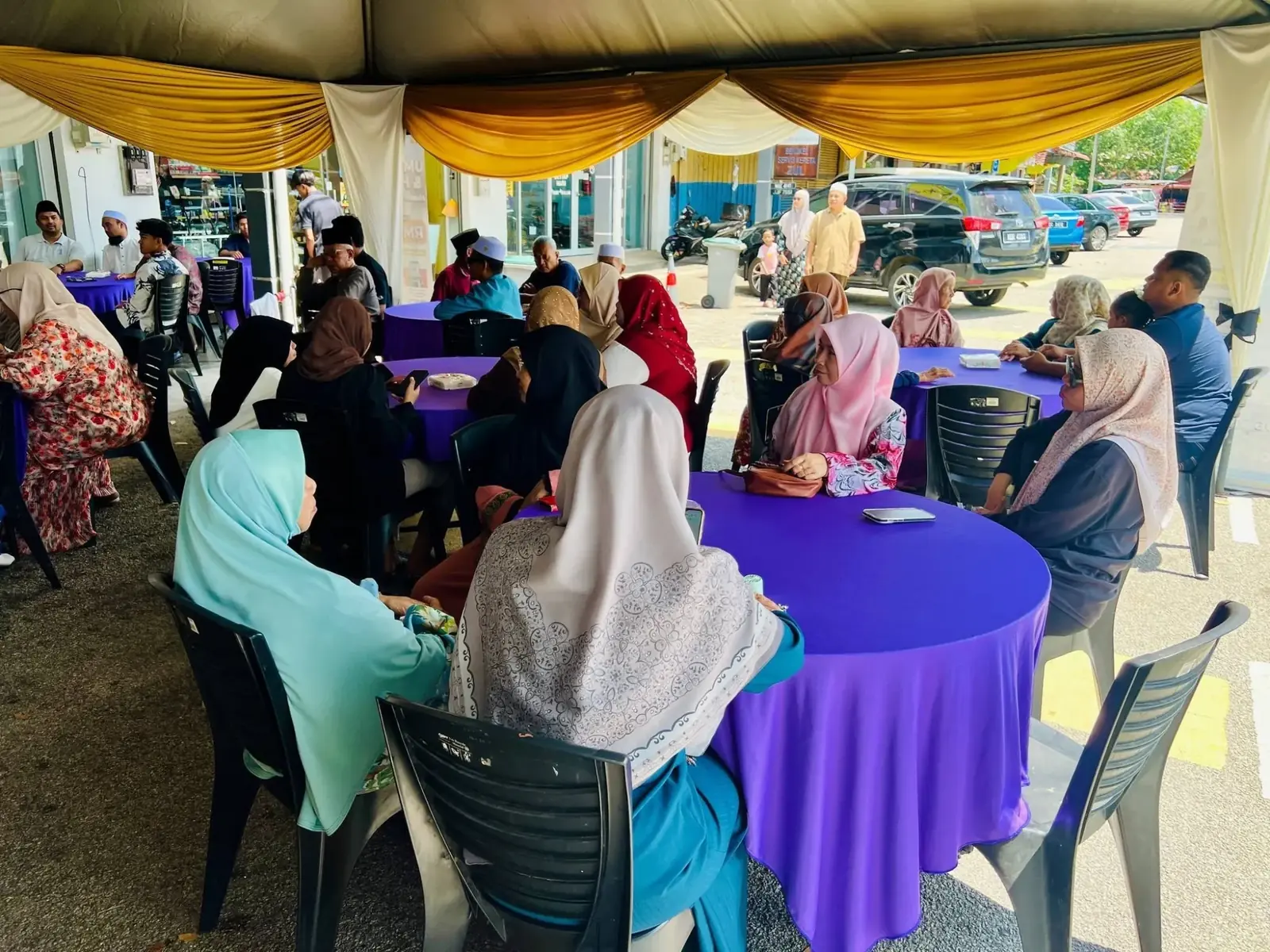 Suasana tetamu memenuhi khemah jamuan majlis pembukaan cawangan Pasir Besar