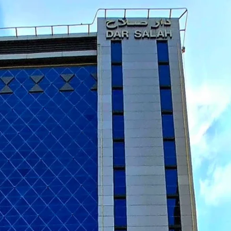 Menara Dar Salah Hotel di Aziziyah, Makkah, papan tanda nama hotel di puncak bangunan dan fasad kaca biru bercorak berlian