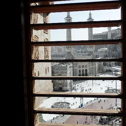 Pemandangan dataran dan menara Masjidil Haram dilihat dari tingkap bilik hotel di Mekah
