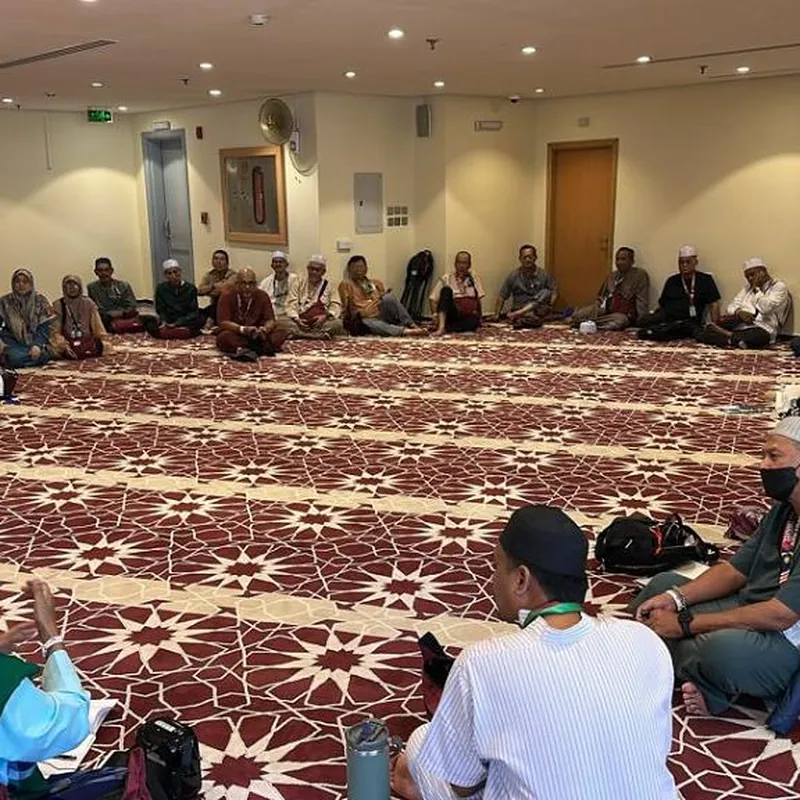 Jemaah haji KRS Travel duduk membulat dalam sesi kuliah dan pengisian di ruang legar hotel
