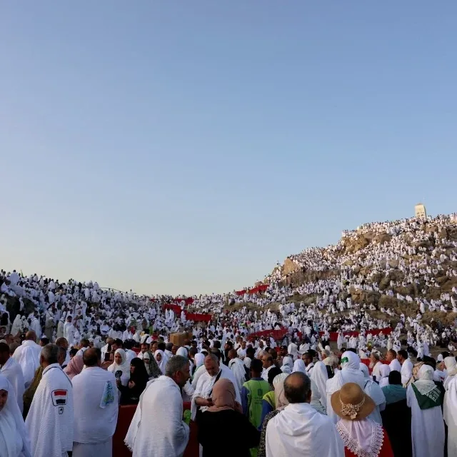 Lautan jemaah haji berihram putih berhimpun di Padang Arafah berhampiran Jabal Rahmah pada hari wukuf
