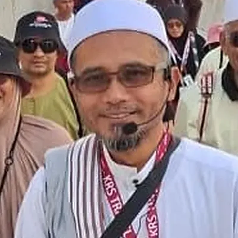 Tuan Guru Syeikh Dr. Shuhadak Mahmud, pakar rujuk haji KRS Travel, bersama jemaah dalam perjalanan menuju Masjidil Haram