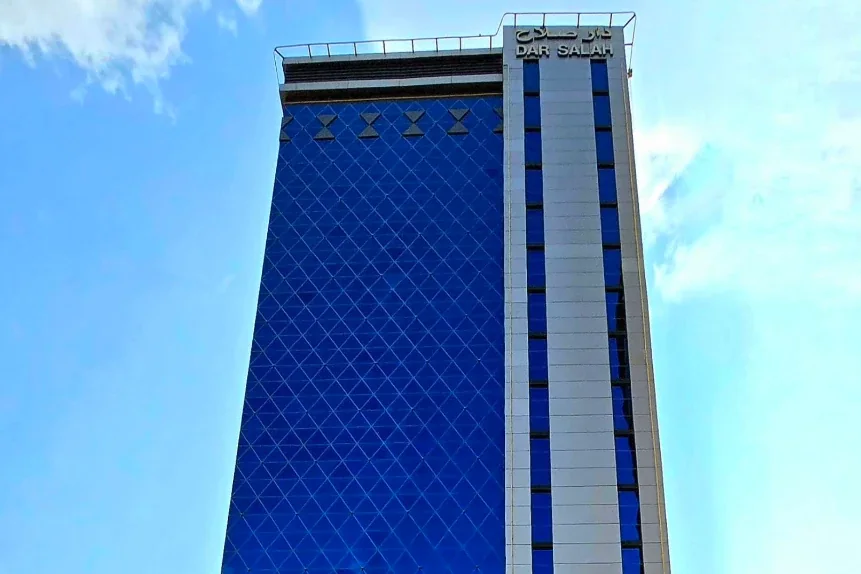 Menara Dar Salah Hotel di Aziziyah, Makkah, dengan papan tanda nama hotel di puncak bangunan dan fasad kaca biru bercorak berlian