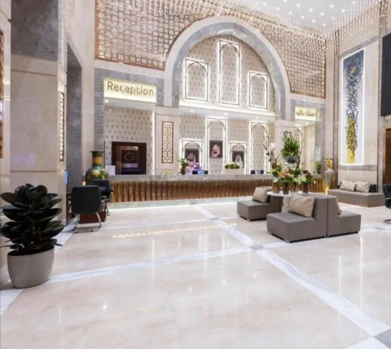 Ruang lobi Grand Millennium Al Haram dengan kaunter penerimaan tetamu, lantai marmar dan ruang duduk