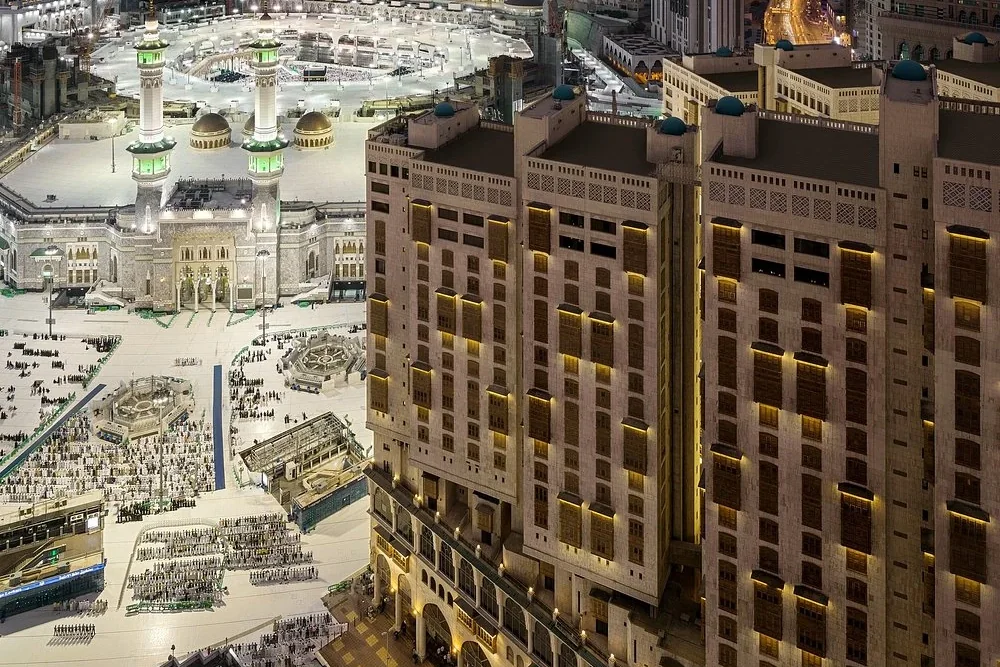 Pemandangan udara Makkah Tower pada waktu malam bersebelahan dataran Masjidil Haram di Makkah
