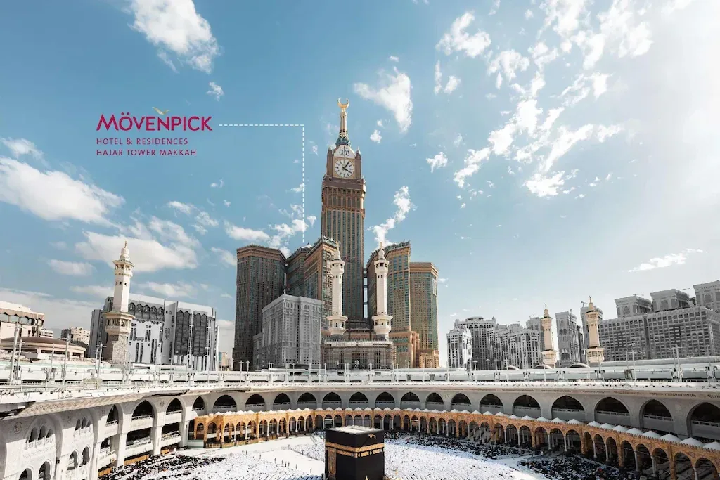 Menara M&ouml;venpick Hotel & Residences Hajar Tower dalam kompleks Abraj Al Bait, menghadap dataran Masjidil Haram dan Kaabah di Makkah