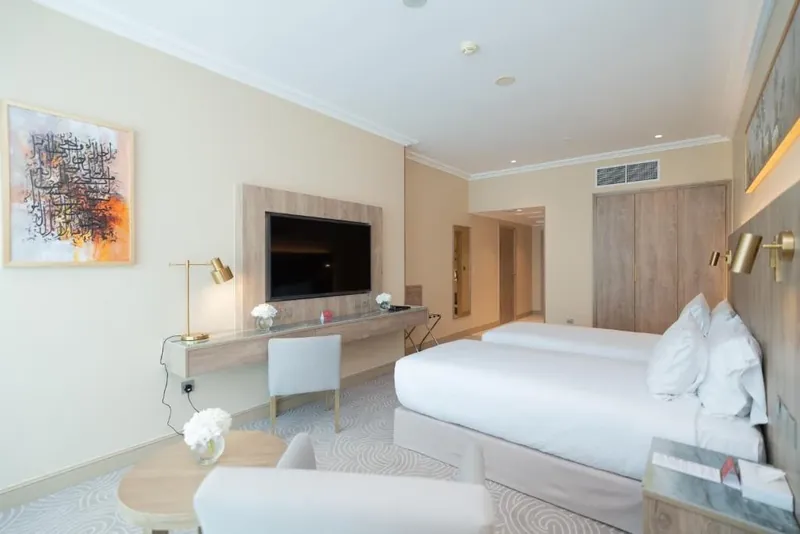 Bilik penginapan dua katil di M&ouml;venpick Hajar Tower lengkap dengan meja tulis, kerusi dan televisyen